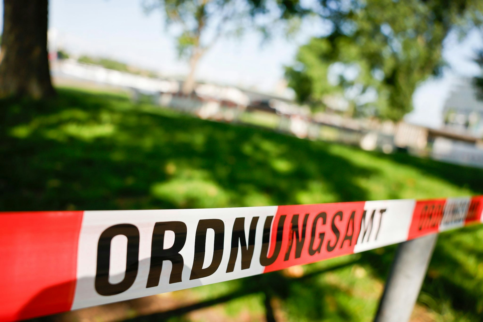 Ein Flatterband des Ordnungsamtes ist weiträumig um die Fundstellen der Bombenblindgänger aus dem Zweiten Weltkrieg gespannt.