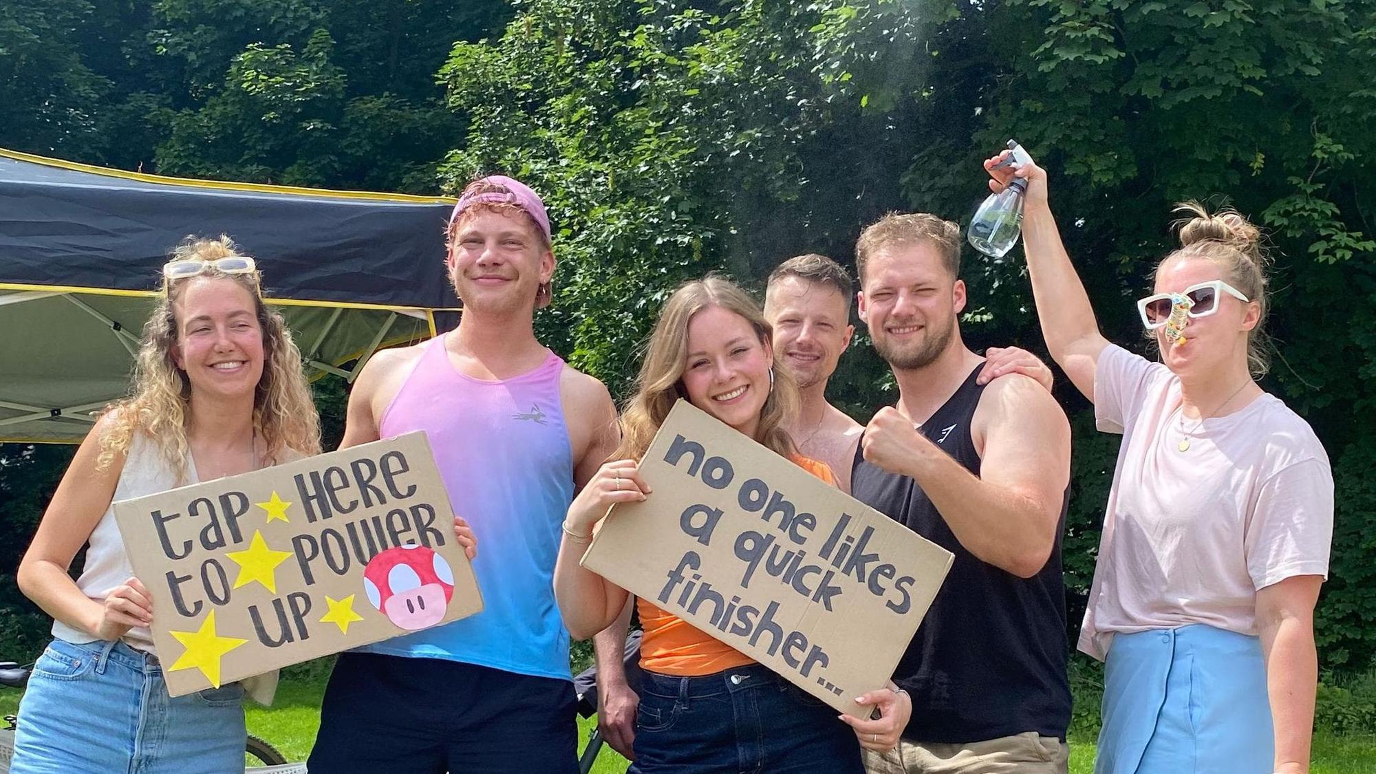 Freunde jubeln mit Robin Pfleger, der 147 km um den Decksteiner Weiher gelaufen ist.