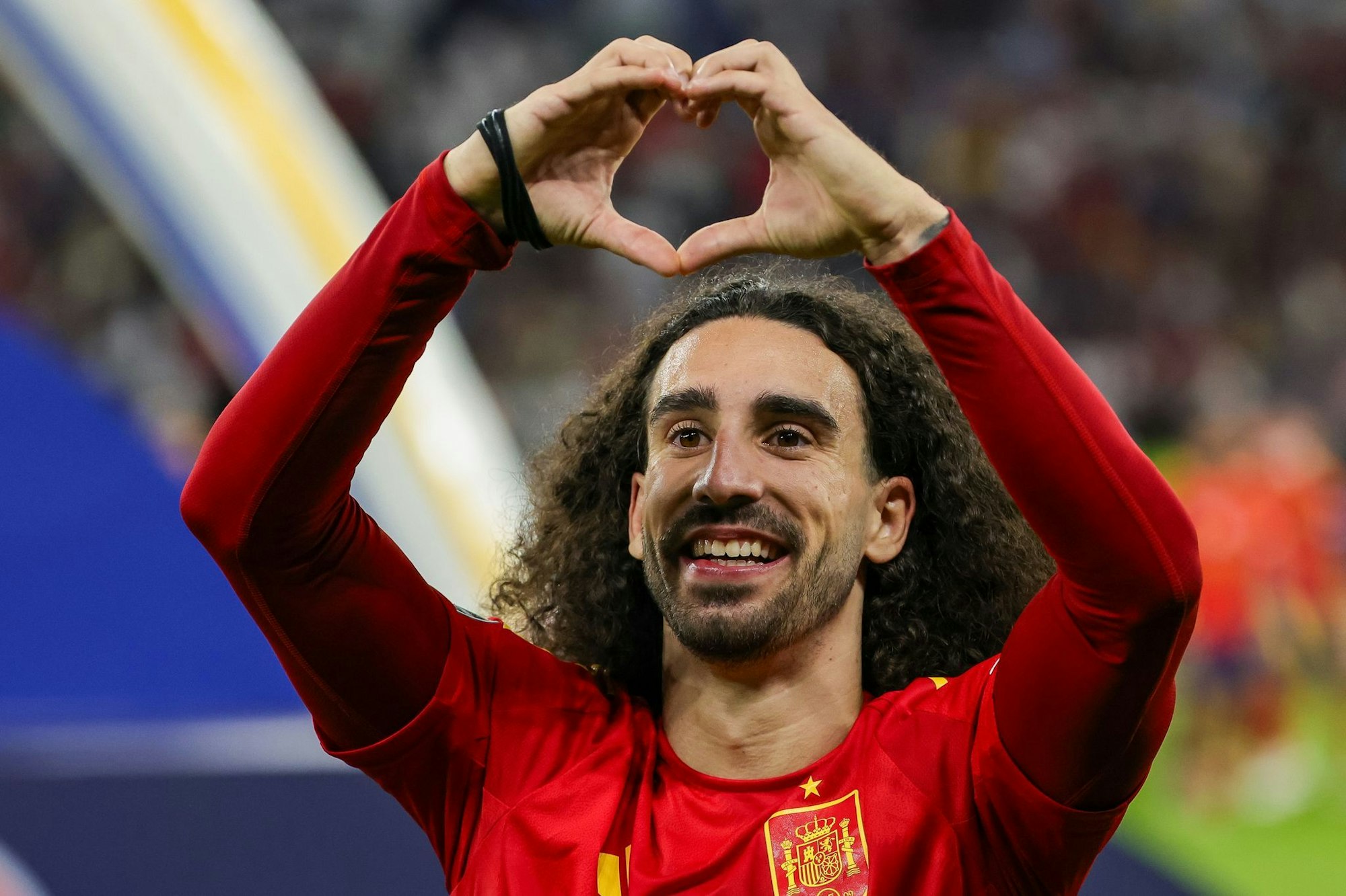 Wie viel Liebe bekommt er von den Fans in Stuttgart? Spaniens Marc Cucurella.