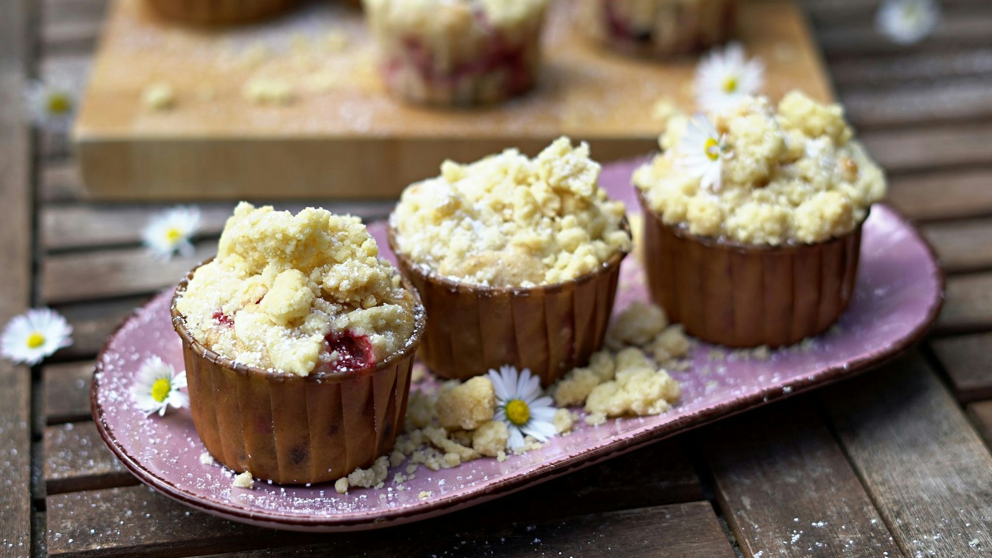Drei Muffins auf einer Schale angerichtet, Knusper-Streusel bilden die Krone.