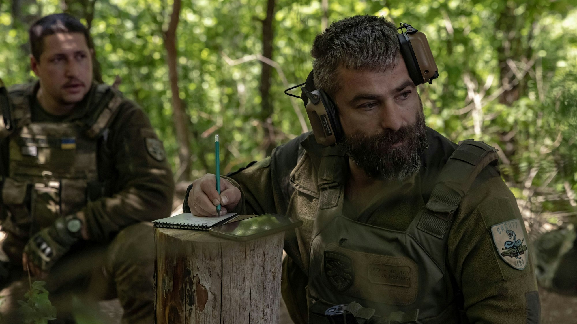 Ein ukrainischer Soldat der 127. Territorialen Verteidigungsbrigade bereitet sich auf den Abschuss des 100-mm-Geschützes KS-19 auf russische Stellungen in der Nähe von Charkiw (Ukraine) vor.