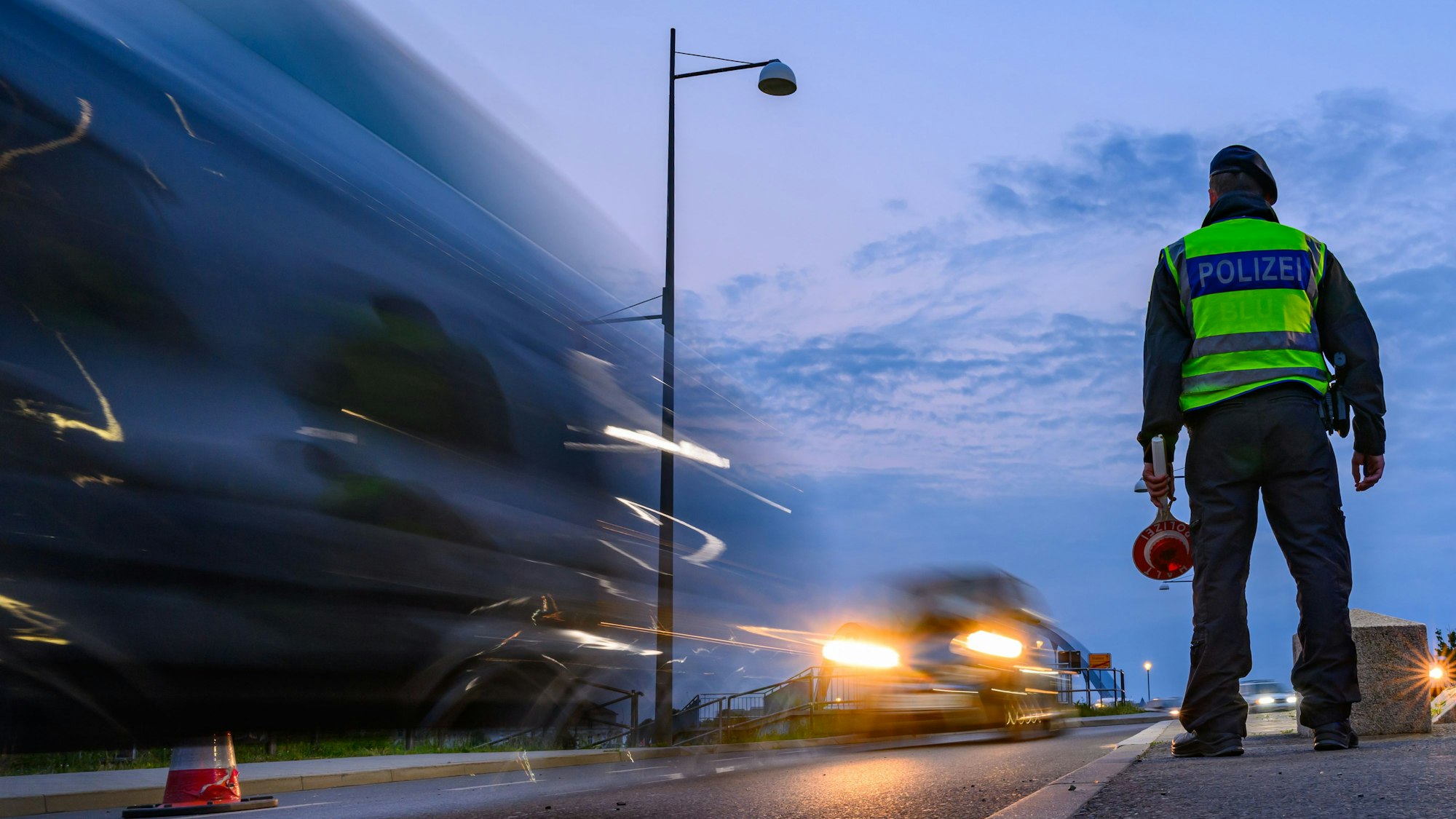 Ein Beamter der Bundespolizei überwacht am frühen Morgen die Einreise am deutsch-polnischen Grenzübergang Stadtbrücke. (Symbolbild)