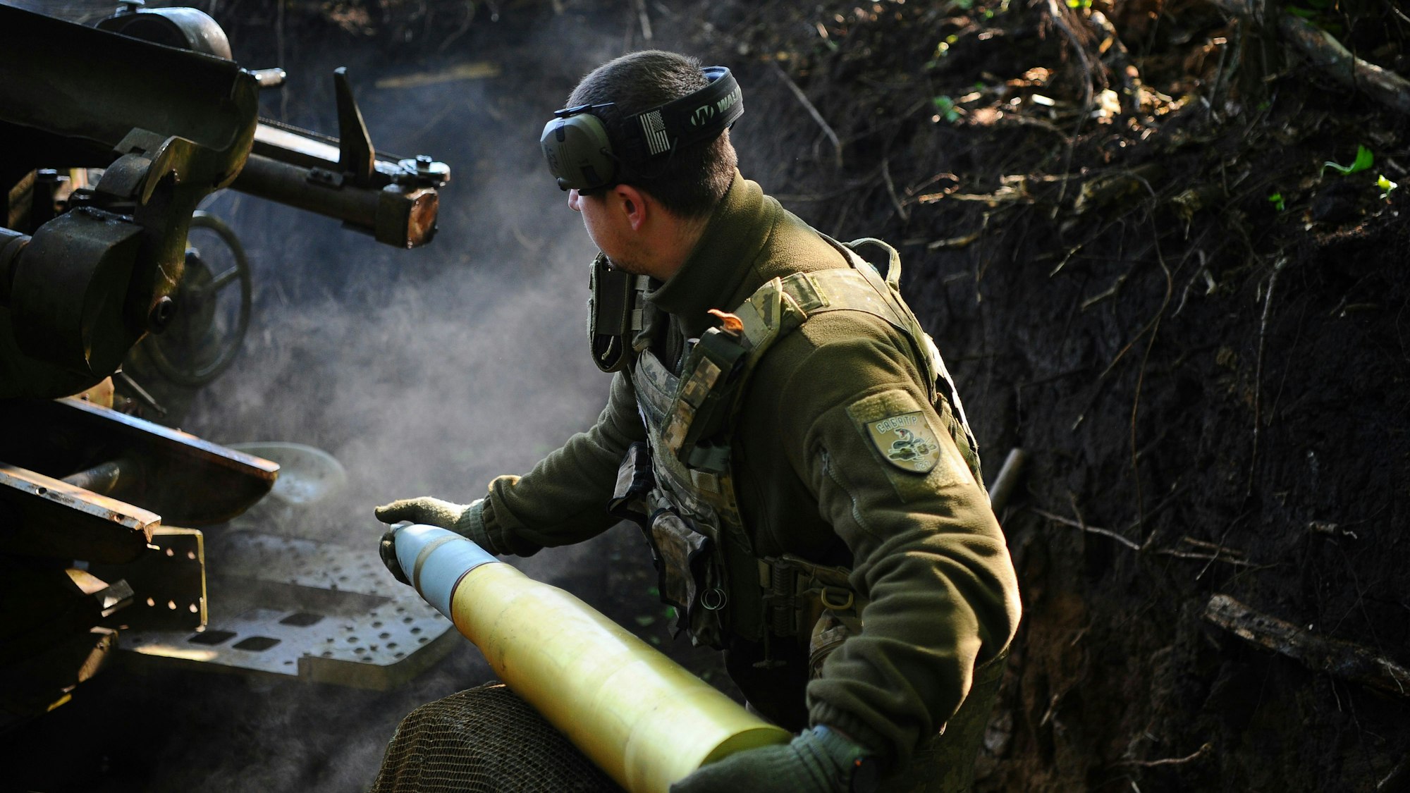 Auf diesem Foto feuern Soldaten in der Nähe von Charkiw in der Ukraine eine Kanone auf Stellungen der russischen Armee ab. (Archivbild)