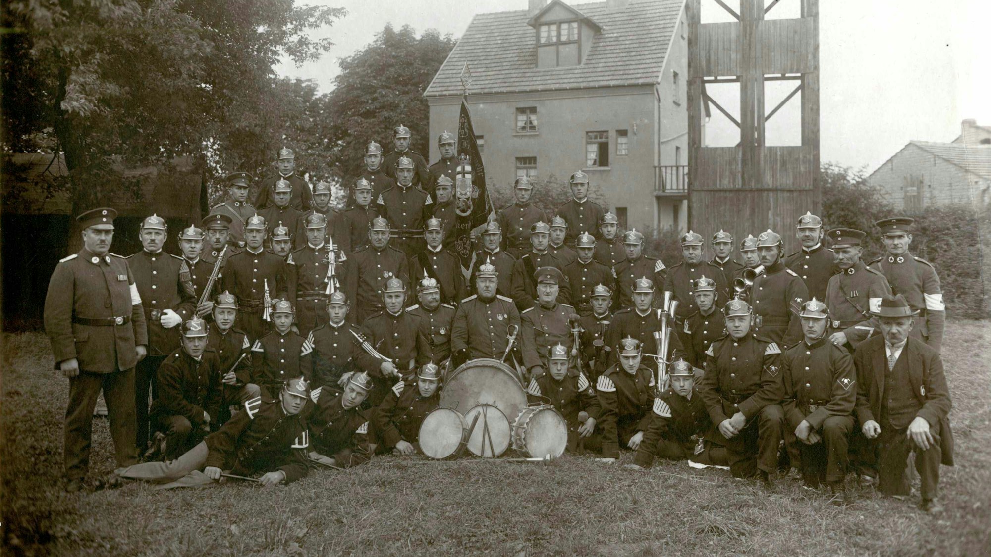 Gruppenbild zum 25. Stiftungsfest der Freiwilligen Feuerwehr Meckenheim, aufgenommen 1925.