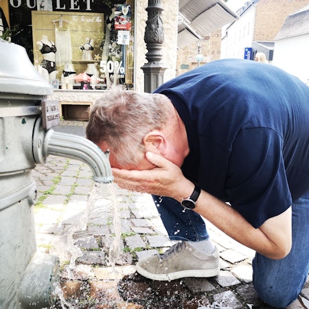 In Siegburg und anderen kreisangehörigen Städten gibt es Maßnahmen gegen Hitze. Zum Beispiel Erfrischungsstationen und Trinkwasserbrunnen. An diesem Hydranten in Siegburg sollte man sich allerdings nur erfrischen, hier gibt es kein Trinkwasser.