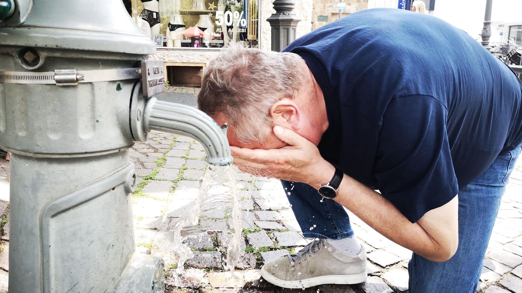 In Siegburg und anderen kreisangehörigen Städten gibt es Maßnahmen gegen Hitze. Zum Beispiel Erfrischungsstationen und Trinkwasserbrunnen. An diesem Hydranten in Siegburg sollte man sich allerdings nur erfrischen, hier gibt es kein Trinkwasser.
