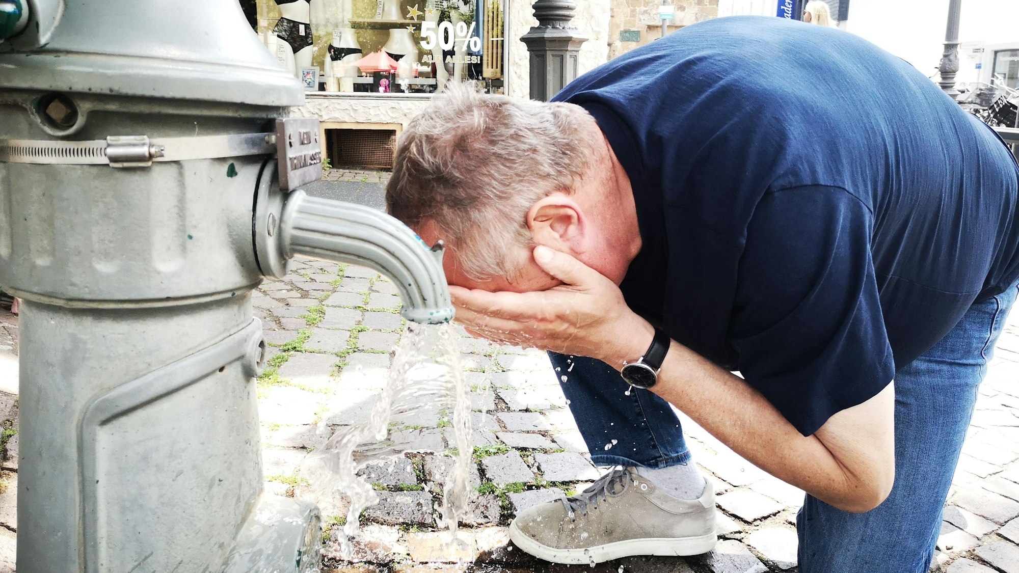 In Siegburg und anderen kreisangehörigen Städten gibt es Maßnahmen gegen Hitze. Zum Beispiel Erfrischungsstationen und Trinkwasserbrunnen. An diesem Hydranten in Siegburg sollte man sich allerdings nur erfrischen, hier gibt es kein Trinkwasser.