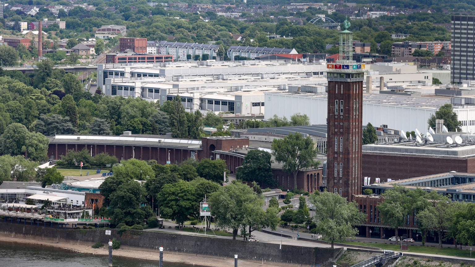 Blick auf das RTL-Gebäude am Rhein in Köln. Der Mediensender hat seinen Sitz in Köln.