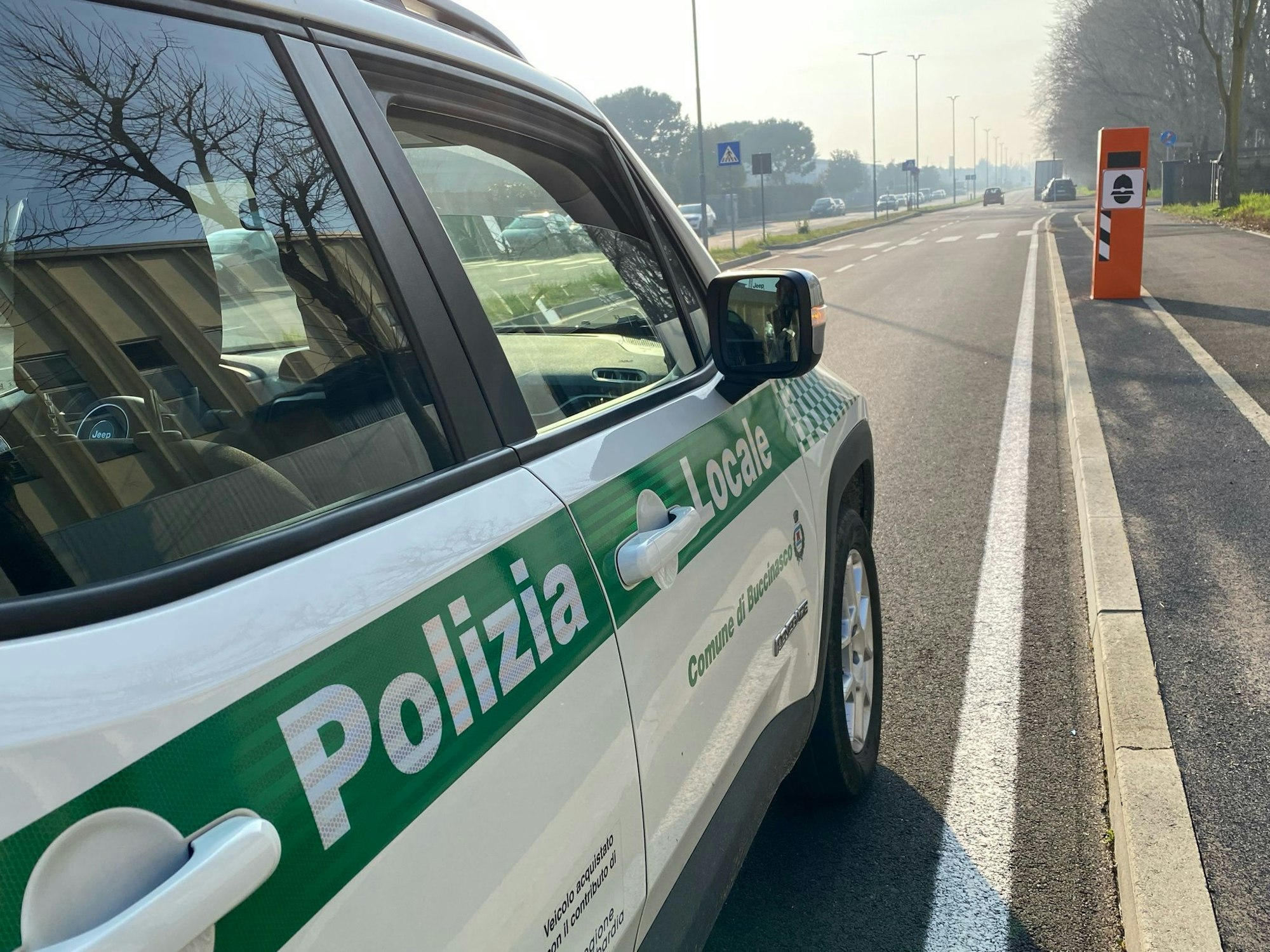 Auch vielen deutschen Urlaubern bekannt: Blitzer-Säulen in Italien. (Archivbild)