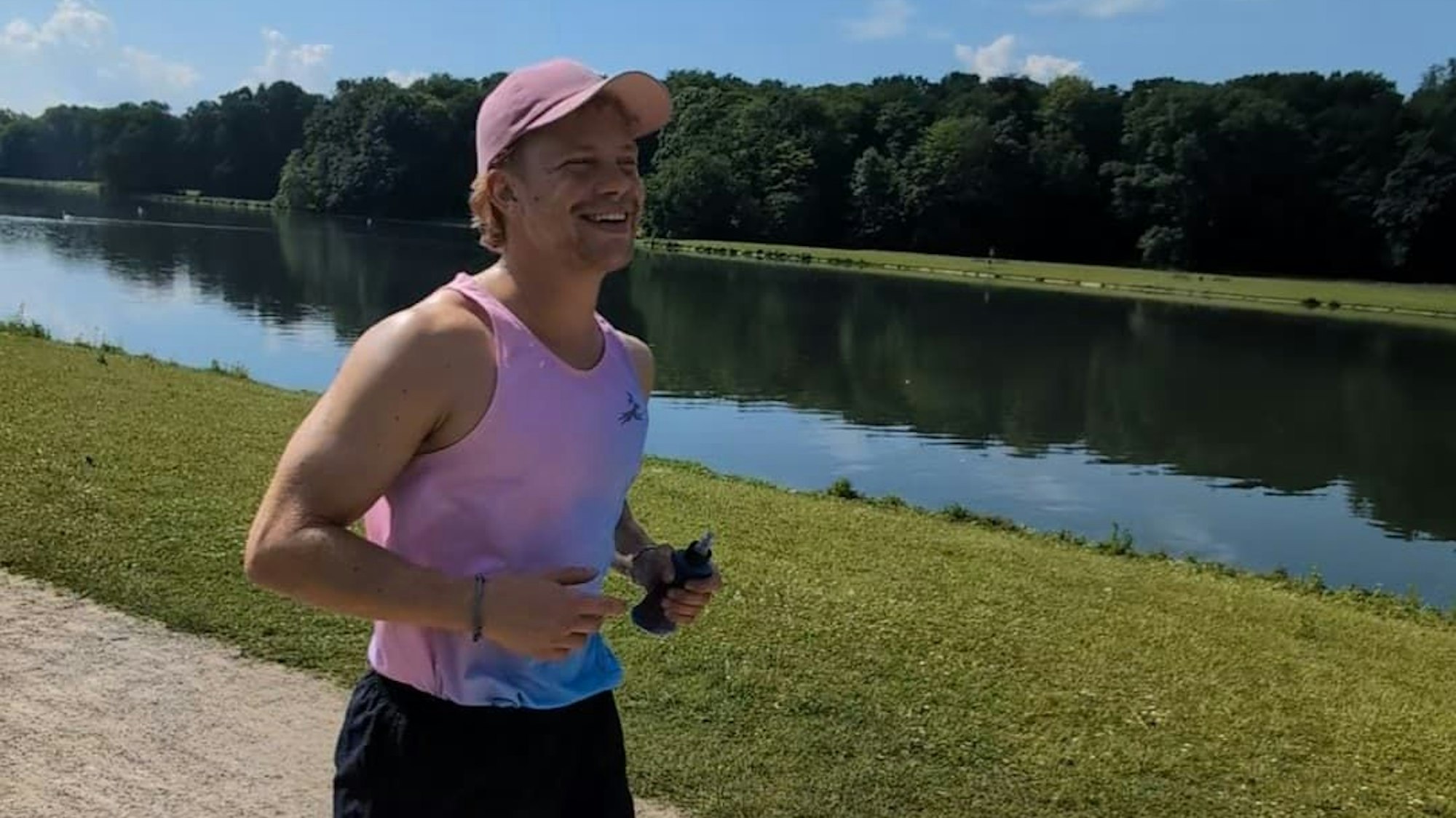 Robin Pfleger läuft um den Decksteiner Weiher für Spenden für das Kölner Frauenhaus.