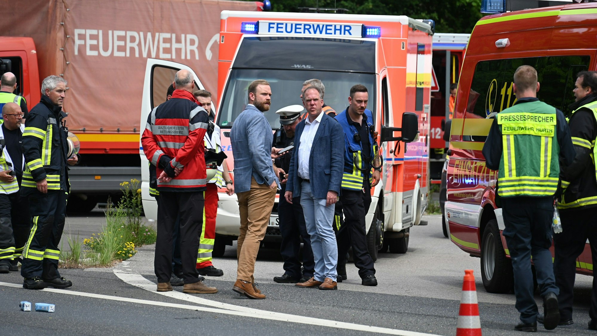 Hürths Bürgermeister Dirk Breuer (im dunkelblauen Jackett) kam selber zur Unfallstelle.