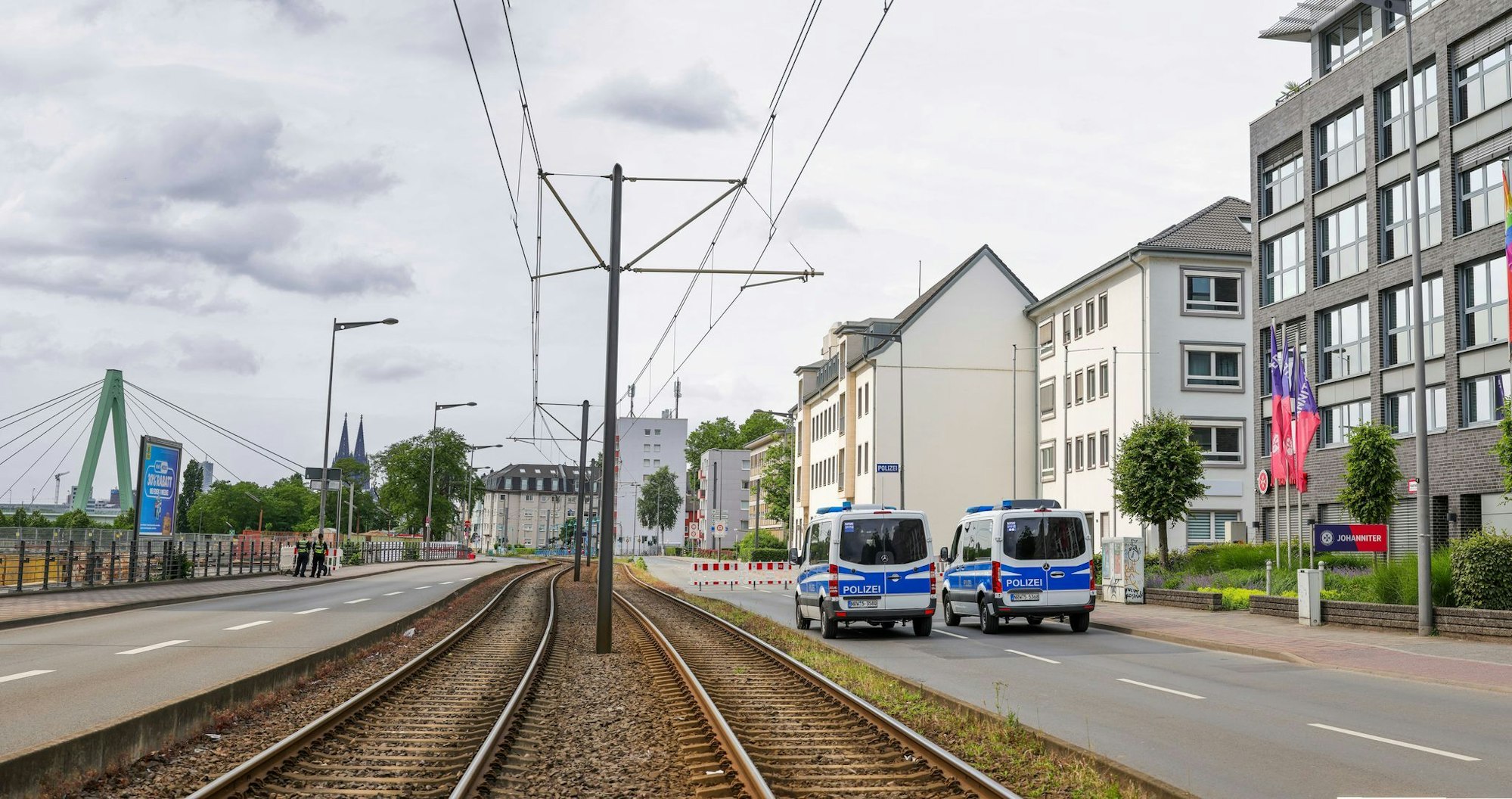 20.000 Menschen mussten ihre Wohnungen verlassen, Straßen wurden gesperrt, auch der Bahnverkehr über den Rhein kam zum Erliegen.