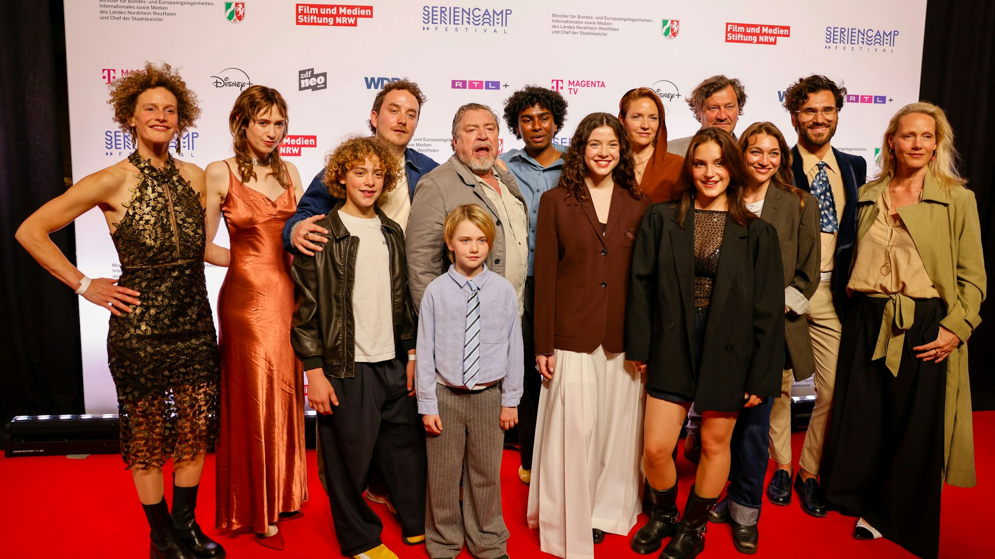 Der Cast der Serie „Hundertdreizehn“ feierte auf dem roten Teppich die Premiere des bewegenden Werkes.