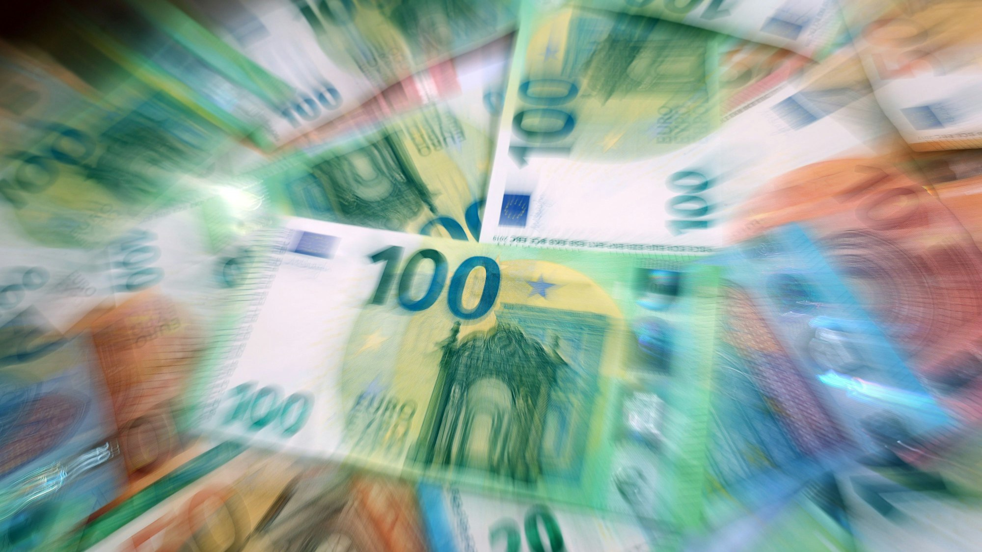 Verschiedene Euro-Banknoten liegen auf einem Tisch. (Symbolbild)