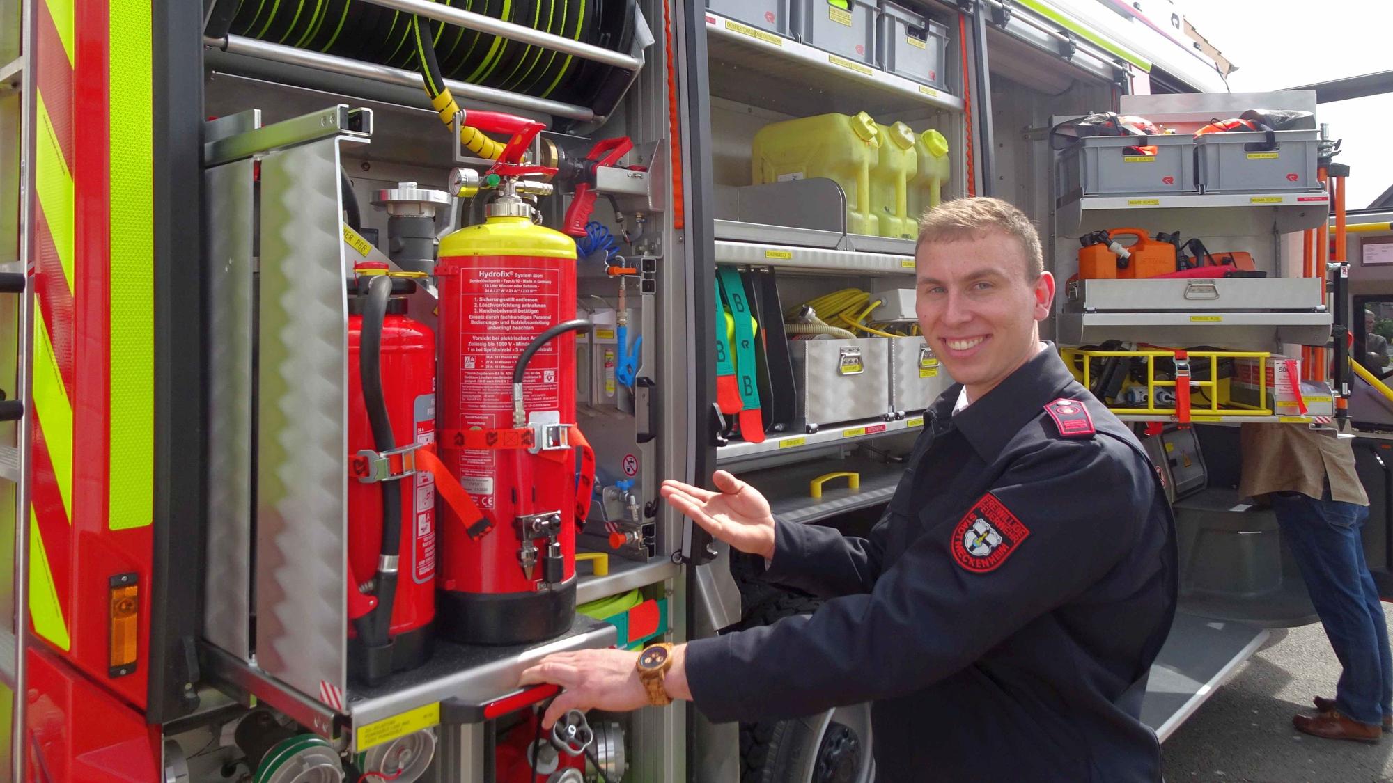 In dem neuen LF10 steckt viel Technik, die Feuerwehrmann Luis Schänzer bei der Einsegnung zeigte.