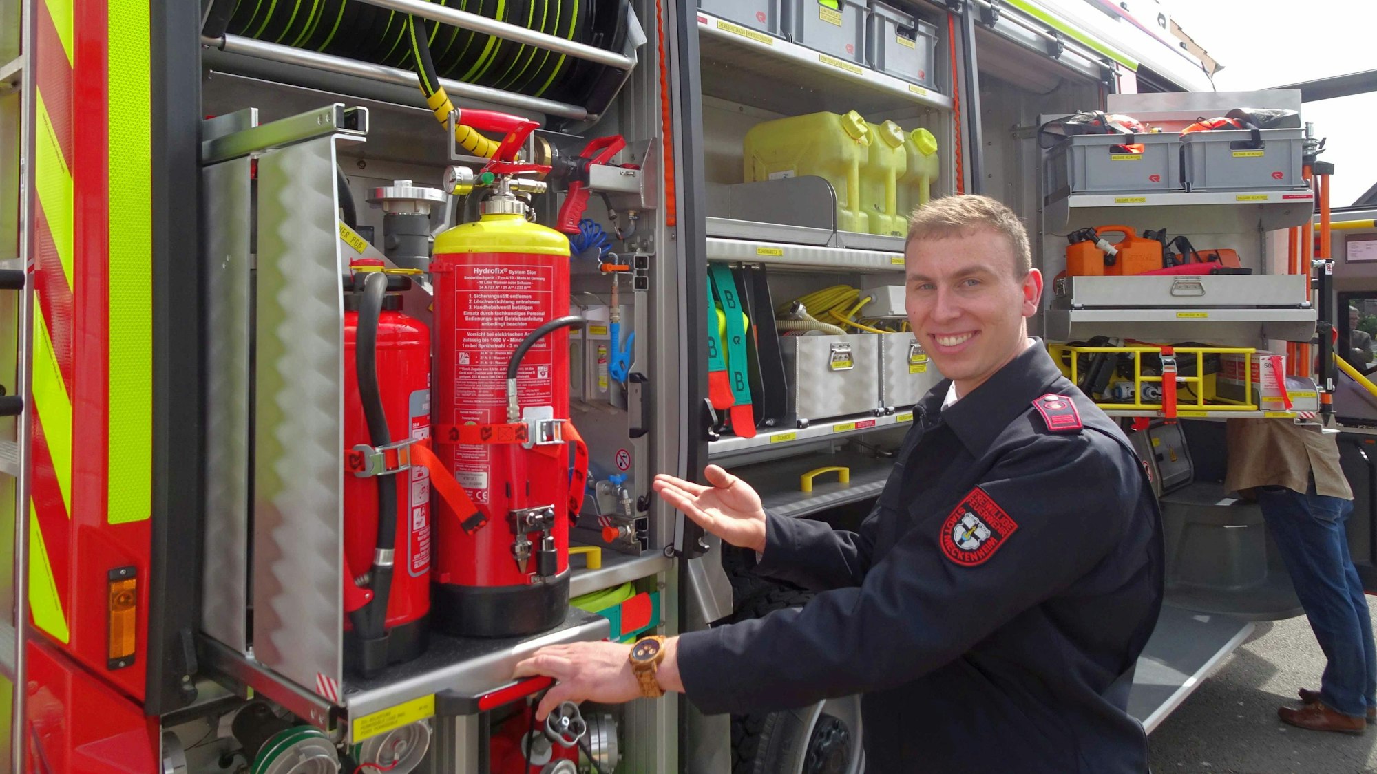 In dem neuen LF10 steckt viel Technik, die Feuerwehrmann Luis Schänzer bei der Einsegnung zeigte.