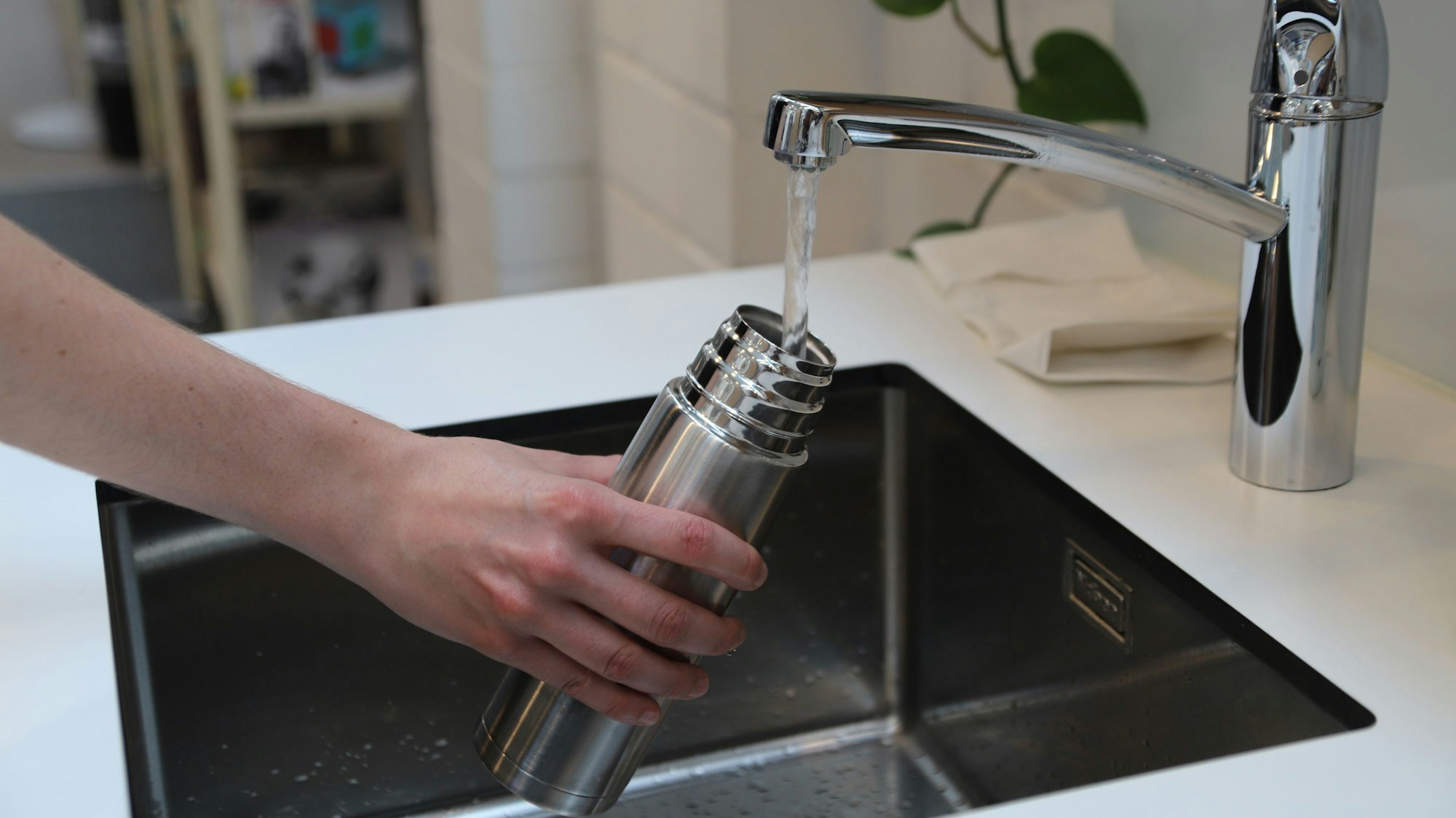 In Hennef gibt es öffentliche Trinkwasserstellen. Hier die Refill-Station in der Stadtbibliothek in der Meys Fabrik.