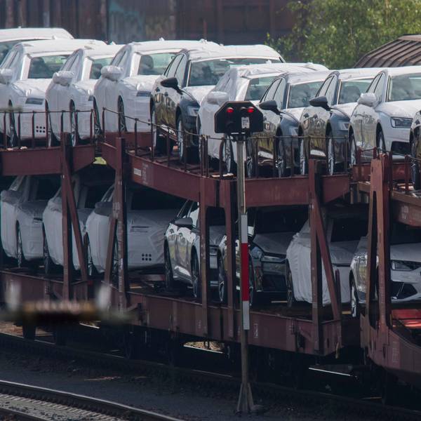 Neuwagen rollen auf einem Güterzug zu den Händlern.