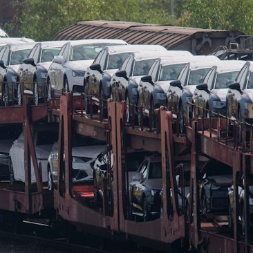 Neuwagen rollen auf einem Güterzug zu den Händlern.