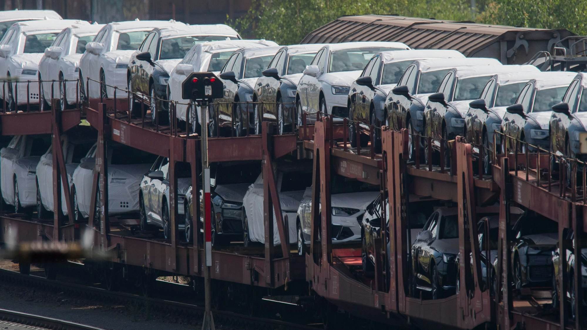 Neuwagen rollen auf einem Güterzug zu den Händlern.