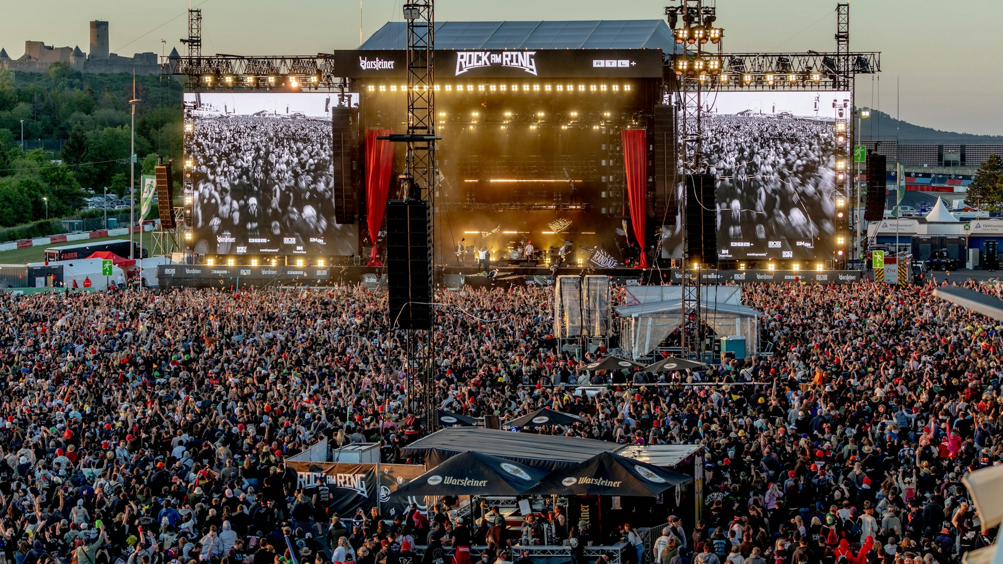 Die Chemnitzer Rap Rock Band KRAFTKLUB beim Live Auftritt auf der Utopia Stage bei Rock am Ring 2024. (Archivbild)