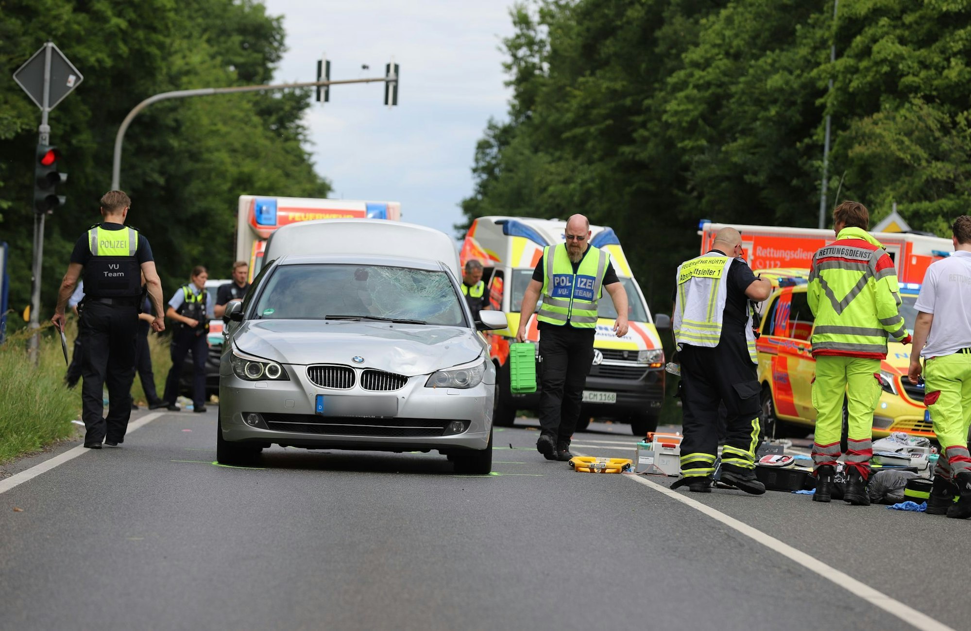 Ein 20-jähriger Autofahrer ist laut Polizei in die Gruppe gefahren, als diese eine Straße überquerte.