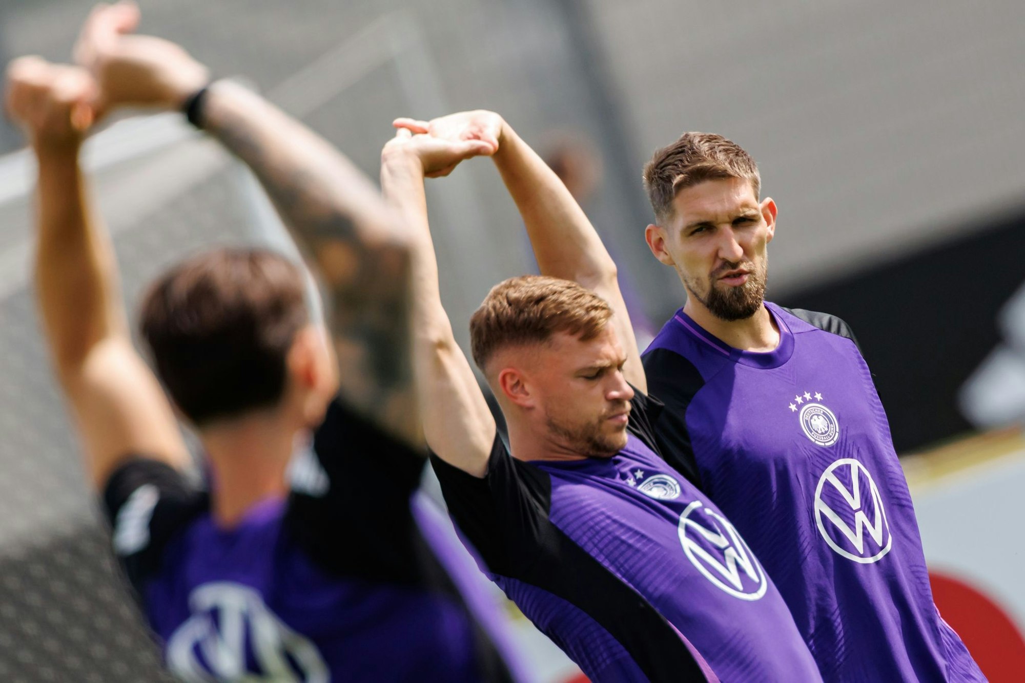 Robert Andrich (r) beim Nationalmannschafts-Training mit Kapitän Joshua Kimmich (M).