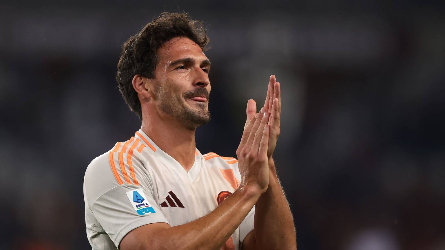Mats Hummels vom AS Rom applaudiert den Fans nach seinem letzten Auftritt nach dem Schlusspfiff. Bald wird er als TV-Experte arbeiten.