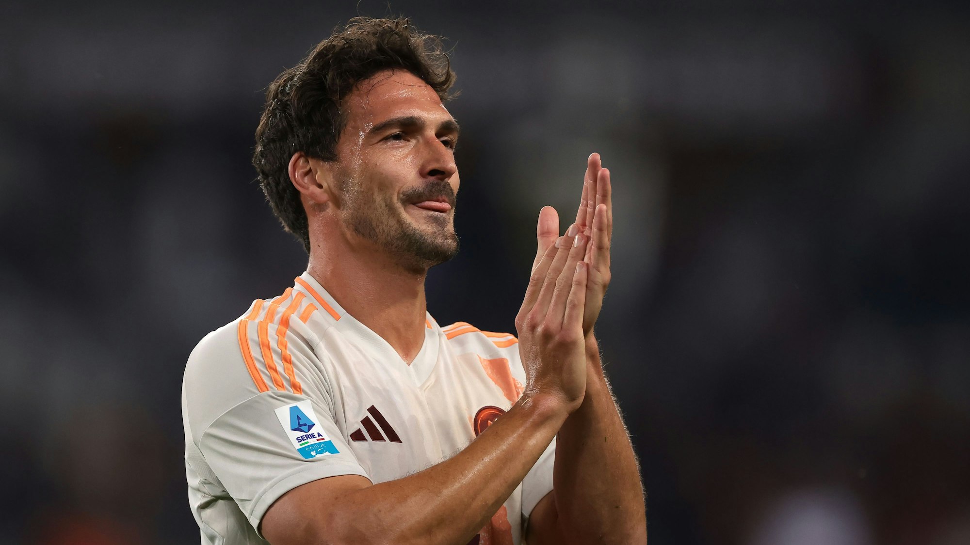 Mats Hummels vom AS Rom applaudiert den Fans nach seinem letzten Auftritt nach dem Schlusspfiff. Bald wird er als TV-Experte arbeiten.