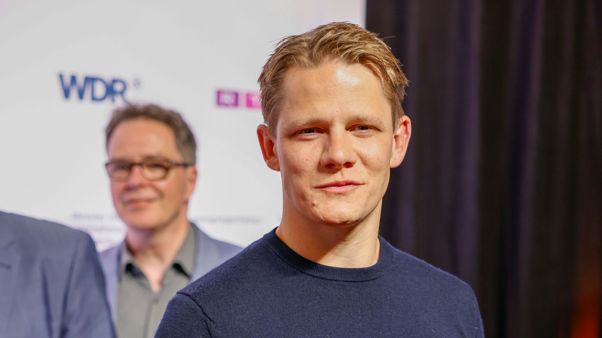 Der Kölner Schauspieler Max von der Groeben spielt in der Serie „Hundertdreizehn“ einen Feuerwehrmann.Thomas Banneyer