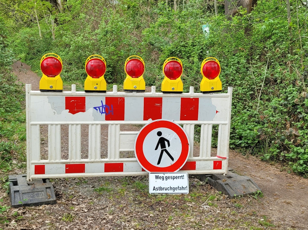 Eine Absperrbake, sie wurde wegen Windbruchgefahr aufgestellt.