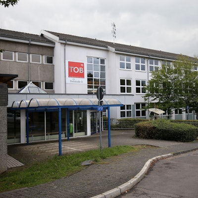 Ein Schulgebäude von außen.