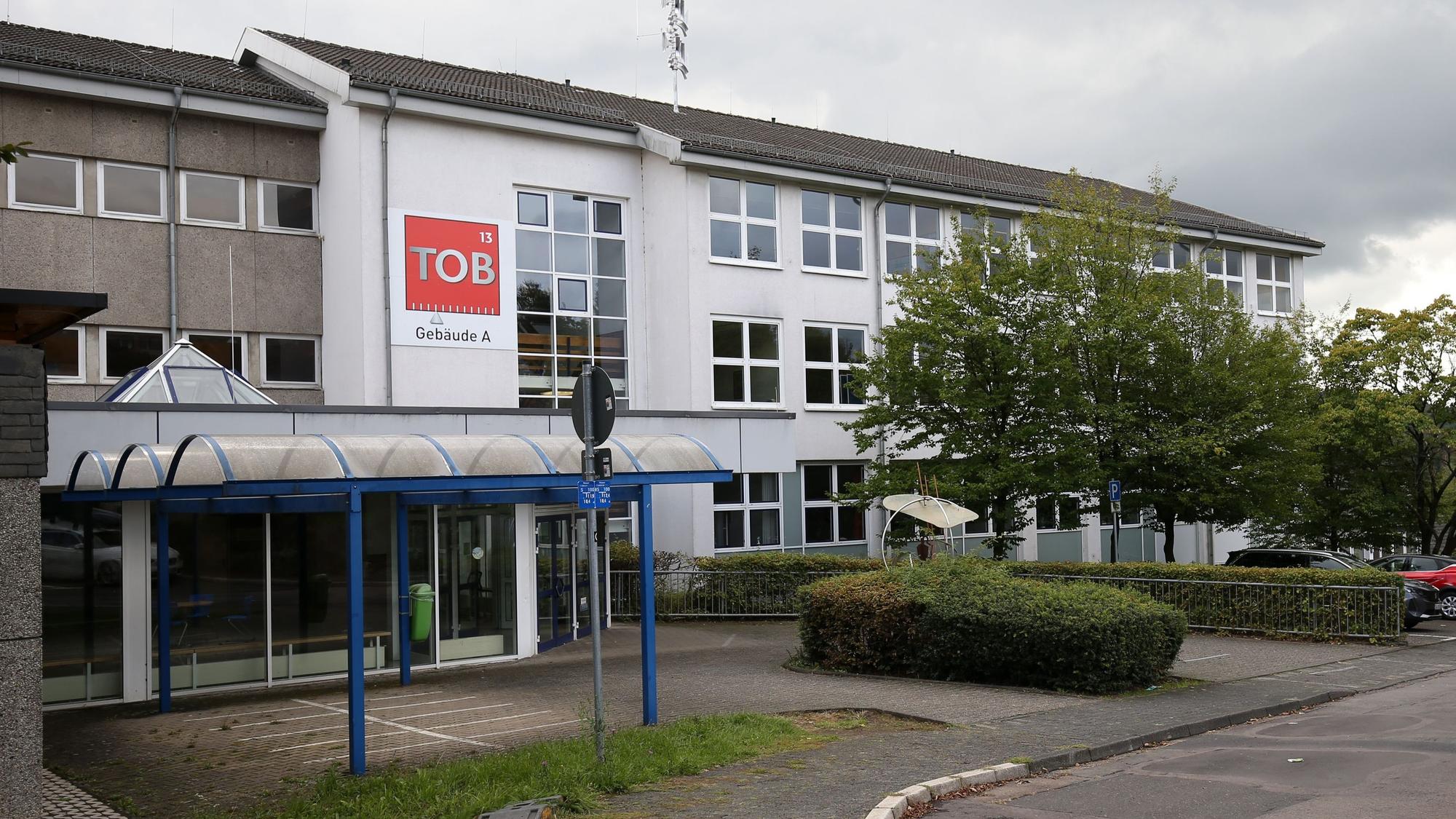Ein Schulgebäude von außen.