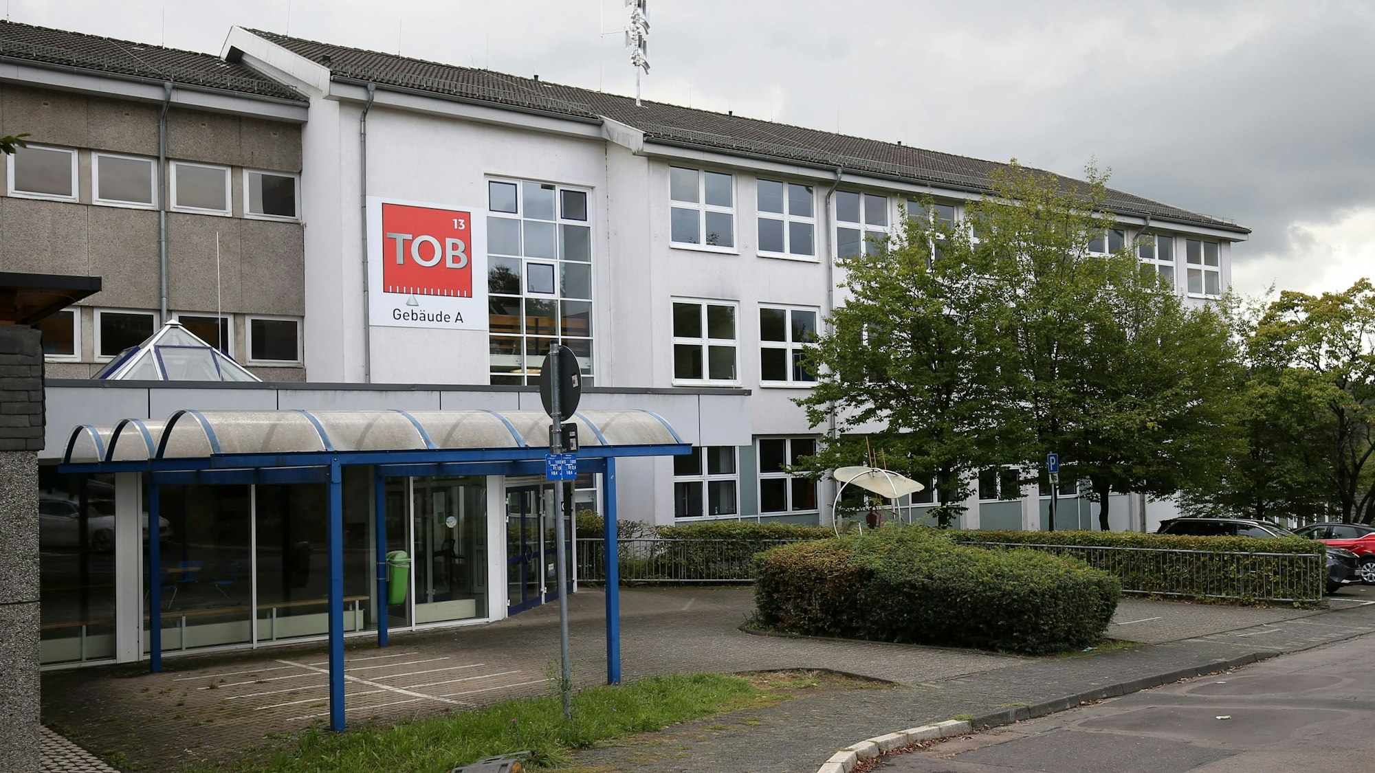 Ein Schulgebäude von außen.