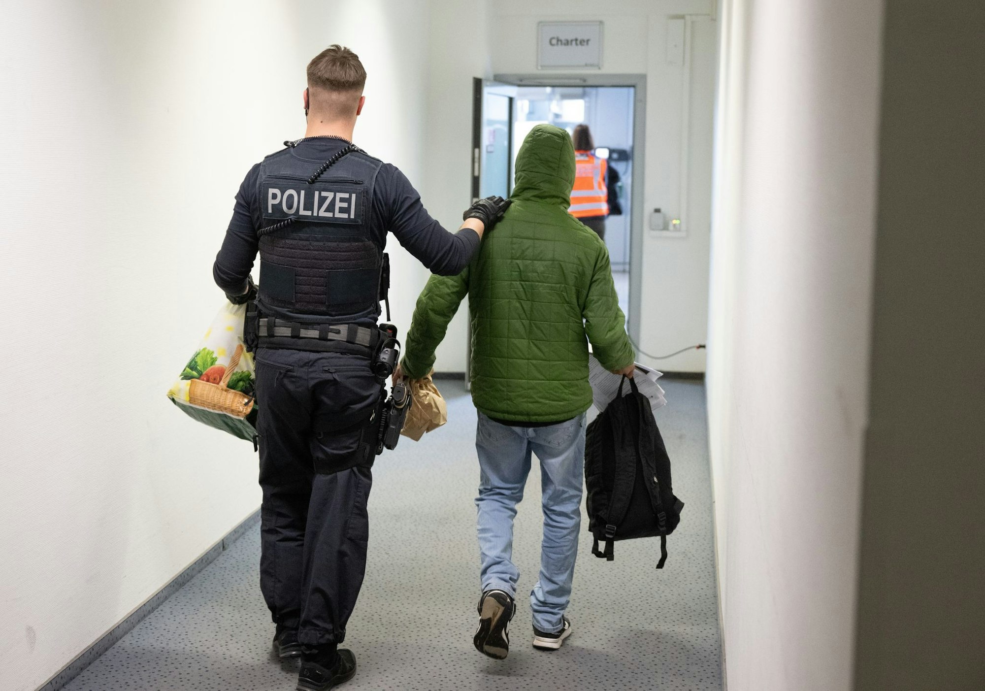 Wer in Ausreisegewahrsam oder Abschiebehaft kommt, soll von Amts wegen keinen Rechtsbeistand mehr erhalten. Es steht diesen Menschen aber frei, sich selbst einen Anwalt zu suchen. (Archivbild)