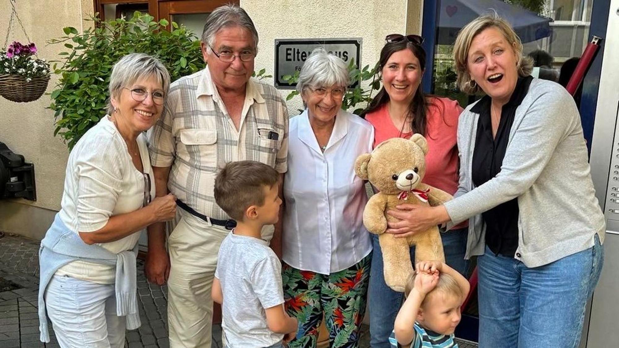 Christa Limbach, Günter Stadtfeld, Ehefrau Rosemarie und Tochter Diana mit Kindern übergaben Andrea Pepe Anfang Juni die Spende von 7000 Euro – liebevoll in einem Teddy verpackt.