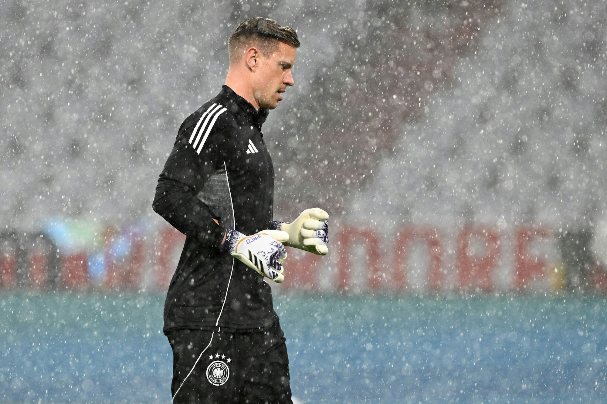 Wurde vom Unwetter beim Aufwärmen gestört: Marc-André ter Stegen