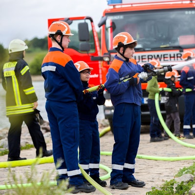 Die Worringer Jugendfeuerwehr bei einer Übung am Rheinufer.