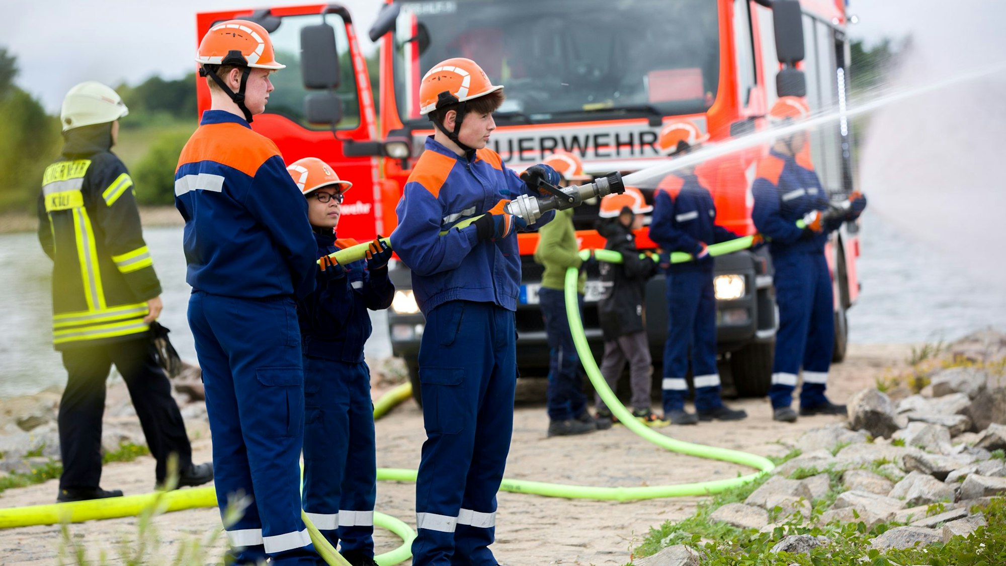 Die Worringer Jugendfeuerwehr bei einer Übung am Rheinufer.