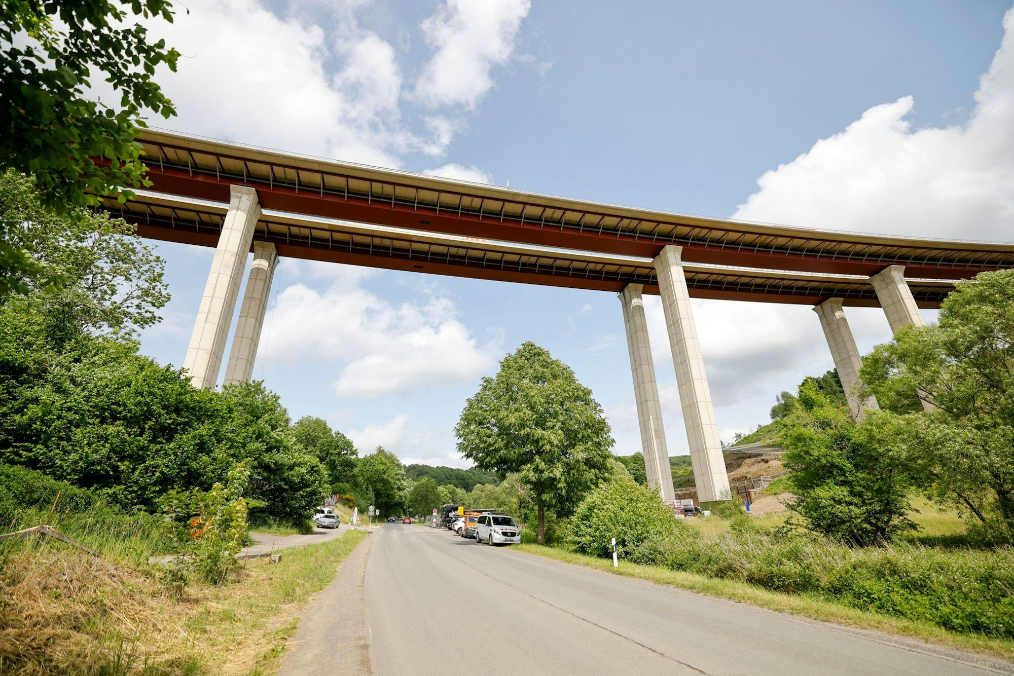 Ein Beton-Stahl-Koloss wird als neues Teilbauwerk an einen zweiten Brückenteil herangeschoben.