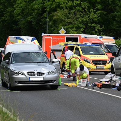 Das Bild zeigt mehrere Rettungskräfte an der Unfallstelle.