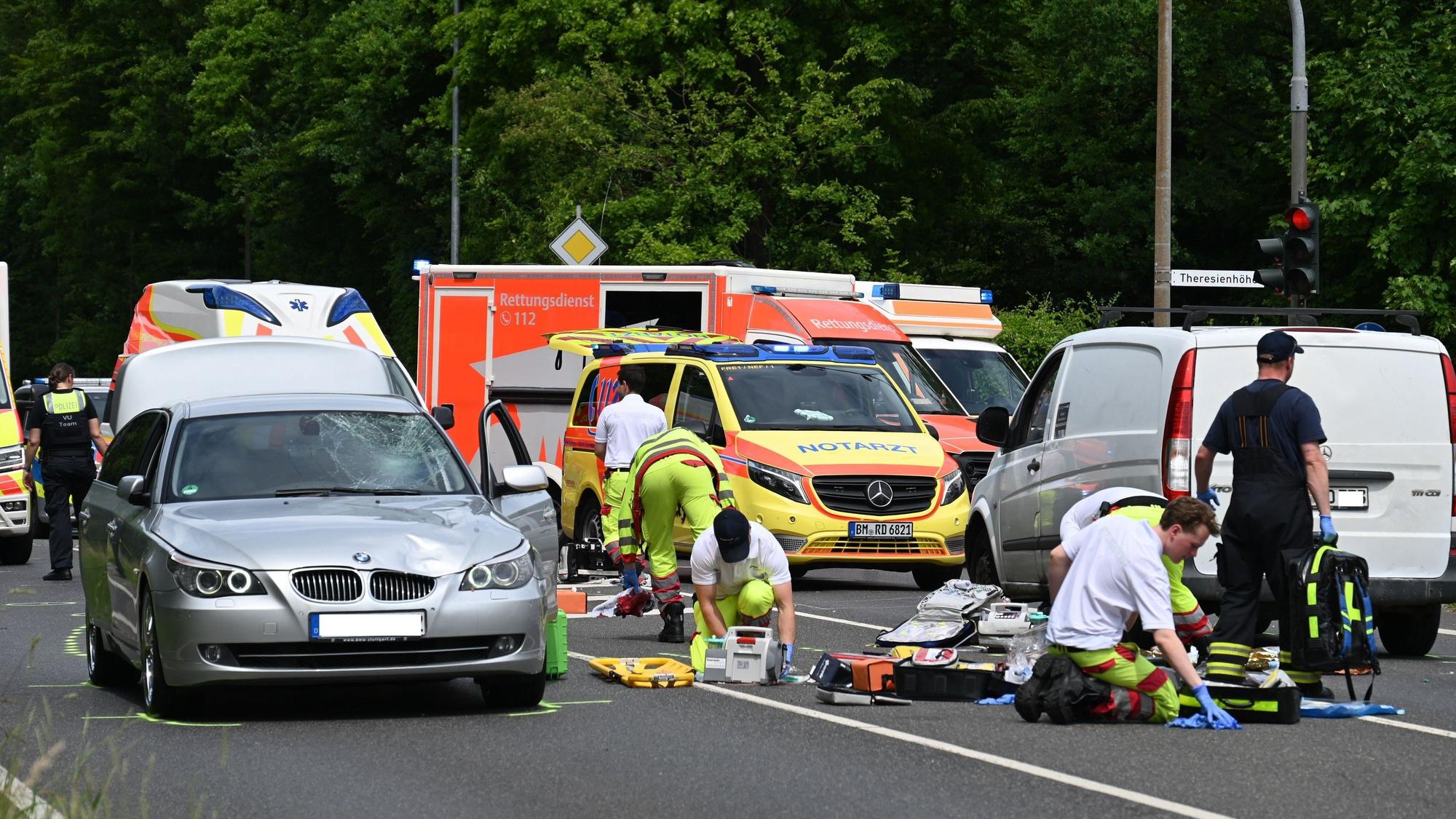 Das Bild zeigt Rettungskräfte an der Unfallstelle.