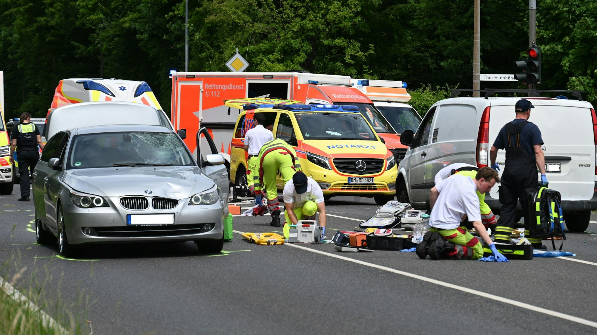 Das Bild zeigt Rettungskräfte an der Unfallstelle.