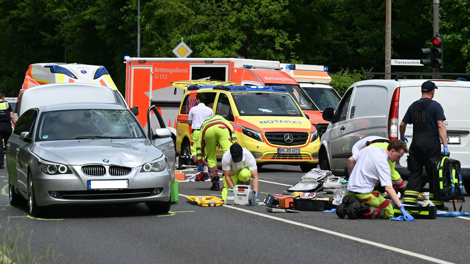 Ein 20-Jähriger war mit seinem BMW in die Gruppe gefahren.
