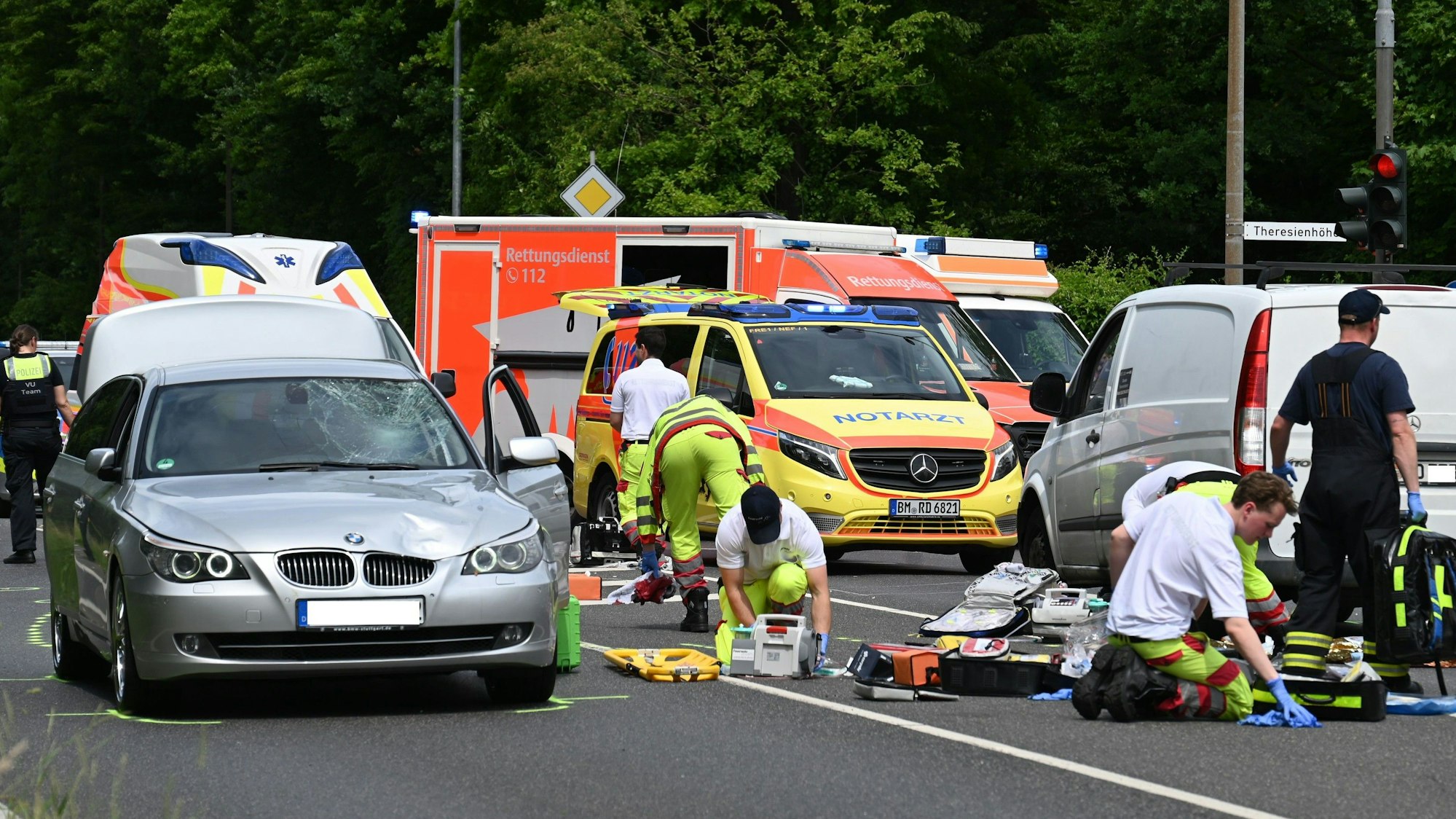 Das Bild zeigt mehrere Rettungskräfte an der Unfallstelle.