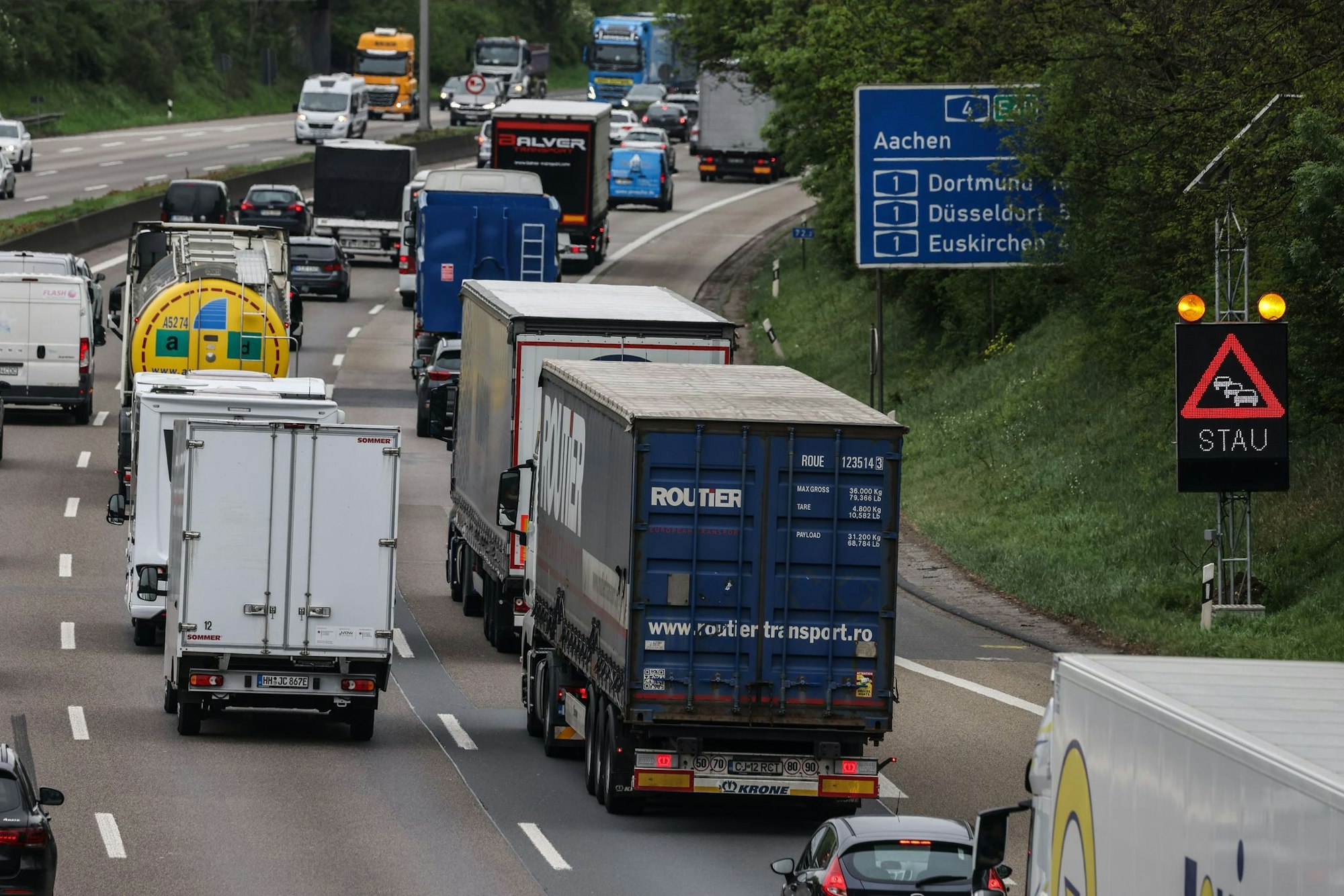 Wenn Pendler, Urlauber und Lastwagen gleichzeitig unterwegs sind: Zum Start in das lange Pfingst-Wochenende drohen Staus. (Symbolbild)