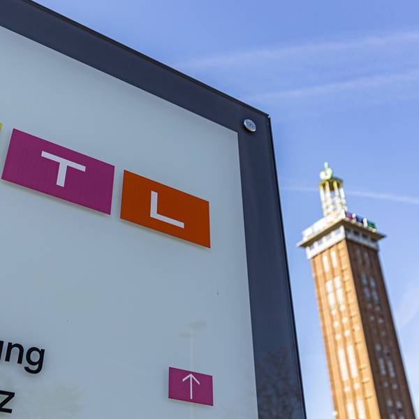 Der alte Messeturm mit buntem RTL Logo am Hauptsitz der RTL Mediengruppe auf dem ehemaligen Messegelände in Köln Deutz. (Archivbild)