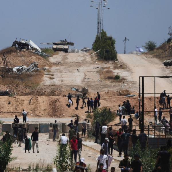 Israelische Panzer gehen in Chan Junis im südlichen Gazastreifen in Stellung neben einem Verteilungszentrum für humanitäre Hilfsgüter, die von der Gaza Humanitarian Foundation, einer von den USA unterstützten und von Israel anerkannten Organisation, geliefert wurden. (Archivbild)