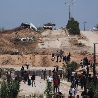 Israelische Panzer gehen in Chan Junis im südlichen Gazastreifen in Stellung neben einem Verteilungszentrum für humanitäre Hilfsgüter, die von der Gaza Humanitarian Foundation, einer von den USA unterstützten und von Israel anerkannten Organisation, geliefert wurden. (Archivbild)