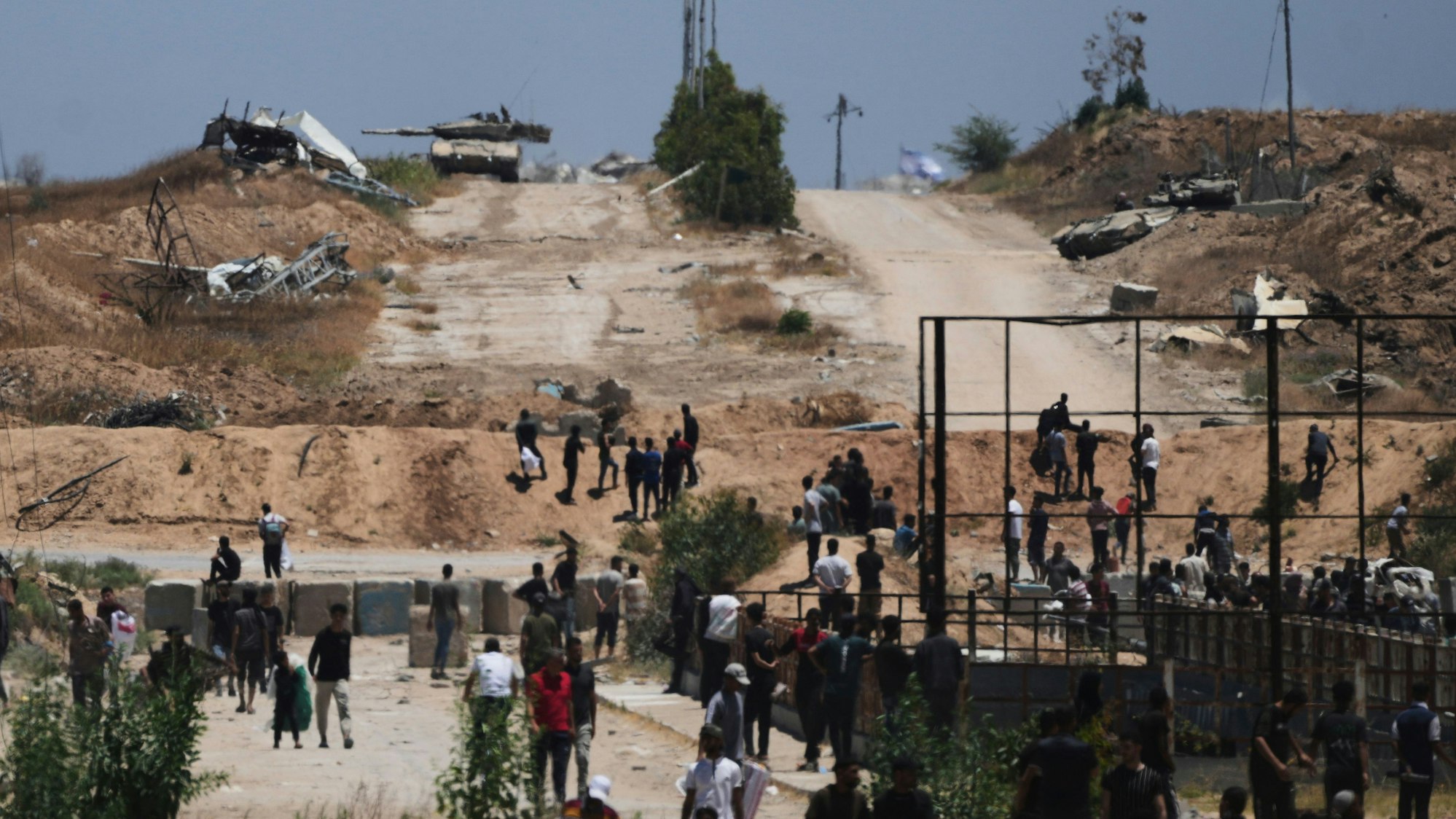 Israelische Panzer gehen in Chan Junis im südlichen Gazastreifen in Stellung neben einem Verteilungszentrum für humanitäre Hilfsgüter, die von der Gaza Humanitarian Foundation, einer von den USA unterstützten und von Israel anerkannten Organisation, geliefert wurden. (Archivbild)